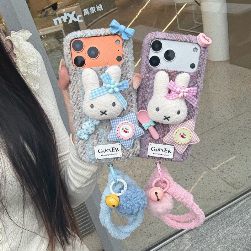 Cute Cartoon Wrist Strap Silicone Case - ﻿ غطاء هاتف أنيق بتصميم دمية